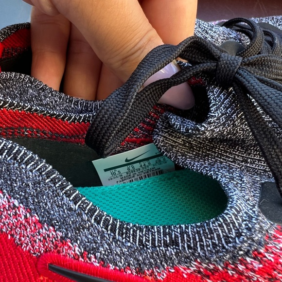 Nike Epic React Flyknit 2 in Black and Red - Picture 5 of 5